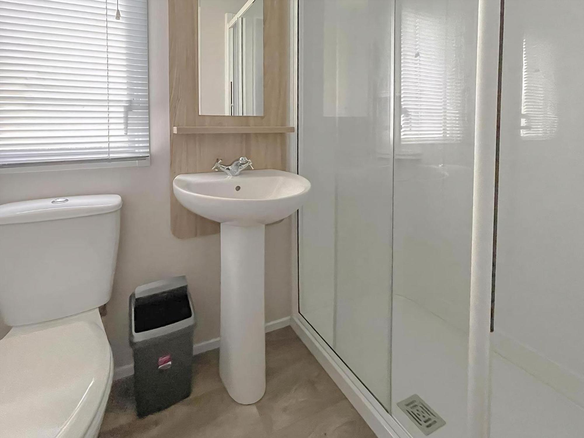 Beautiful 8 Berth Caravan With Decking At Naze Marine Park, Essex Ref 17184P Walton-on-the-Naze Buitenkant foto