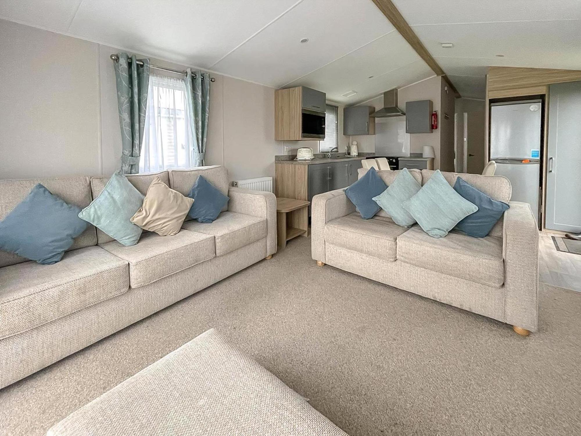 Beautiful 8 Berth Caravan With Decking At Naze Marine Park, Essex Ref 17184P Walton-on-the-Naze Buitenkant foto