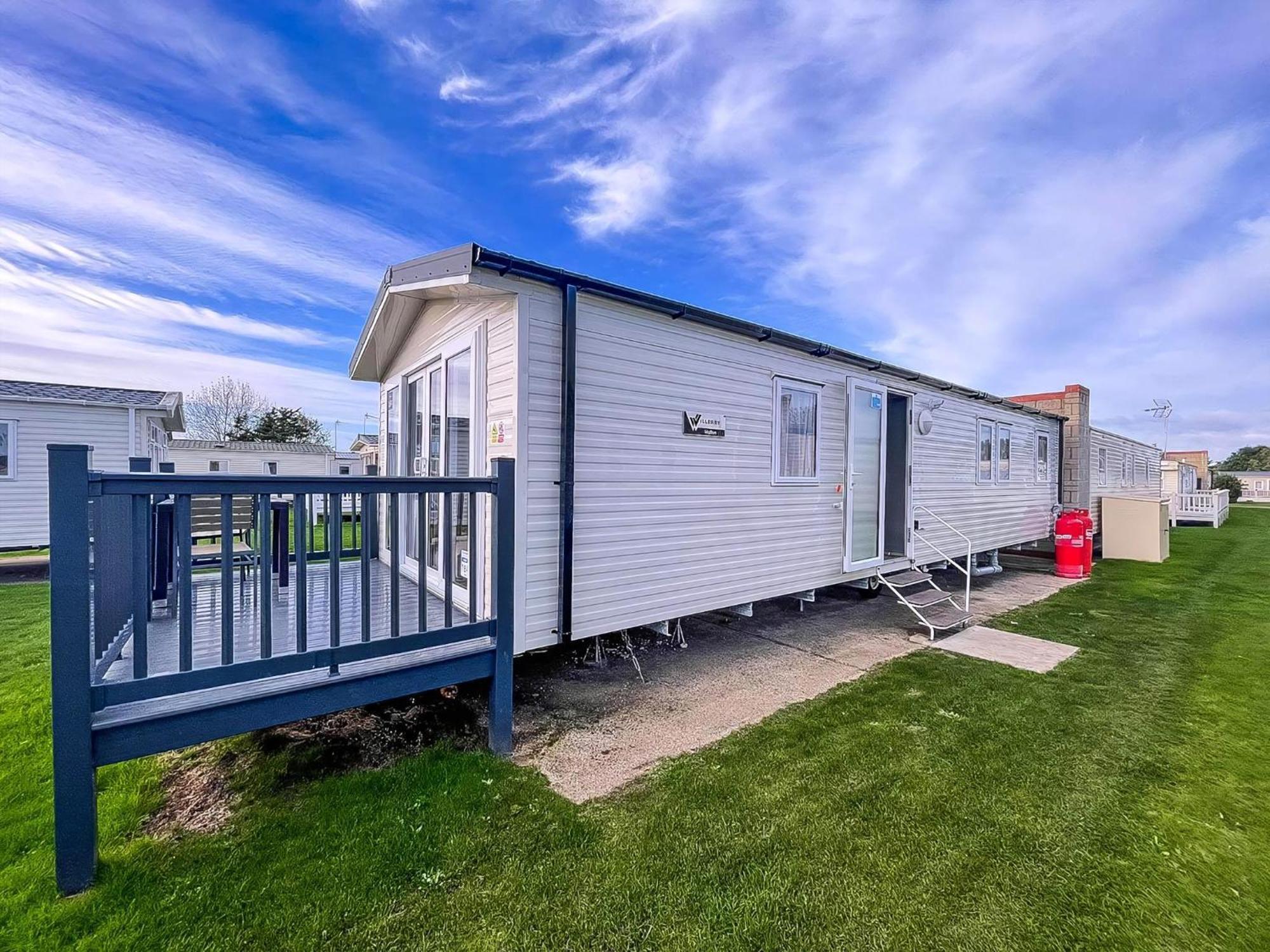 Beautiful 8 Berth Caravan With Decking At Naze Marine Park, Essex Ref 17184P Walton-on-the-Naze Buitenkant foto