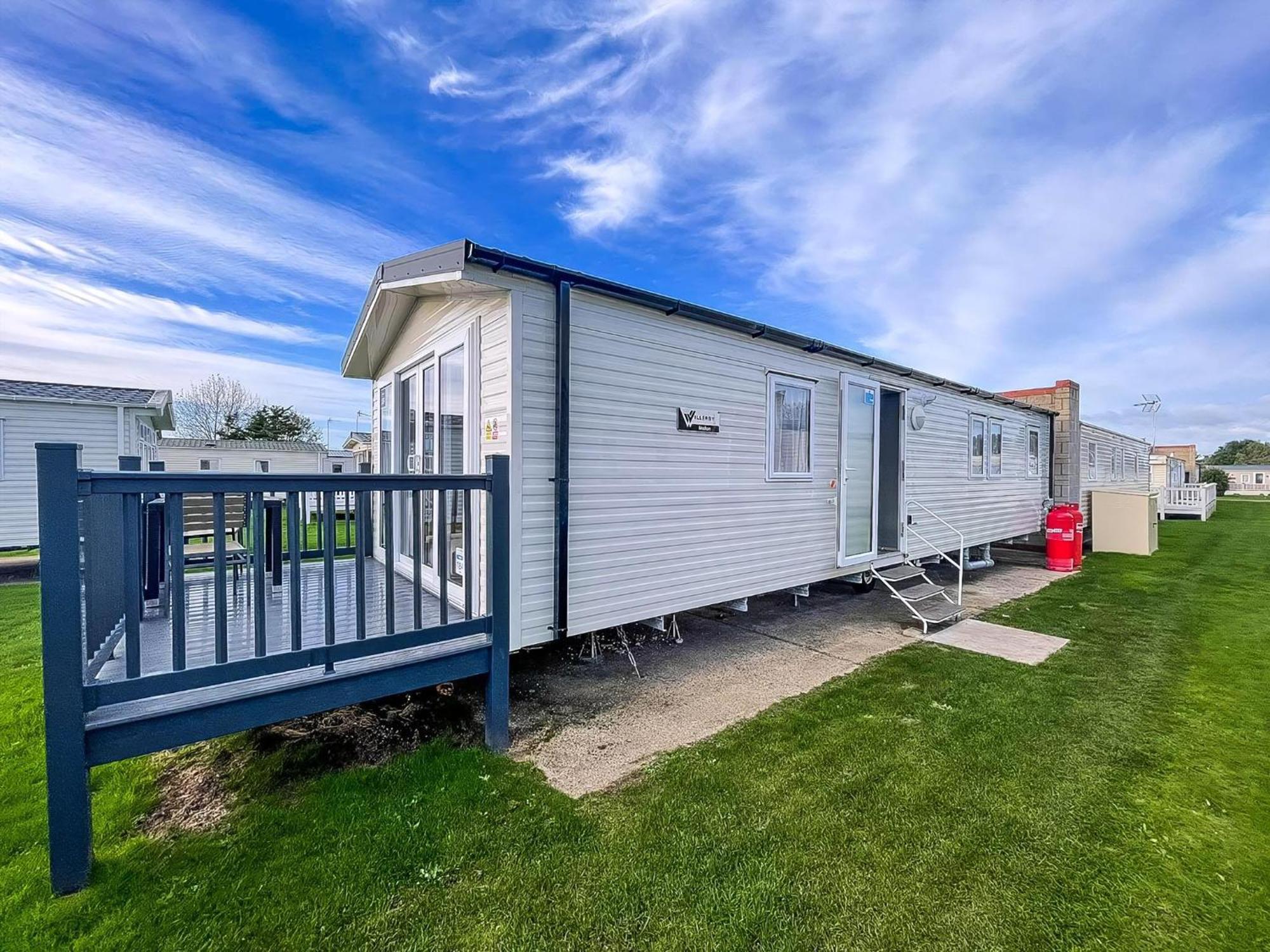 Beautiful 8 Berth Caravan With Decking At Naze Marine Park, Essex Ref 17184P Walton-on-the-Naze Buitenkant foto